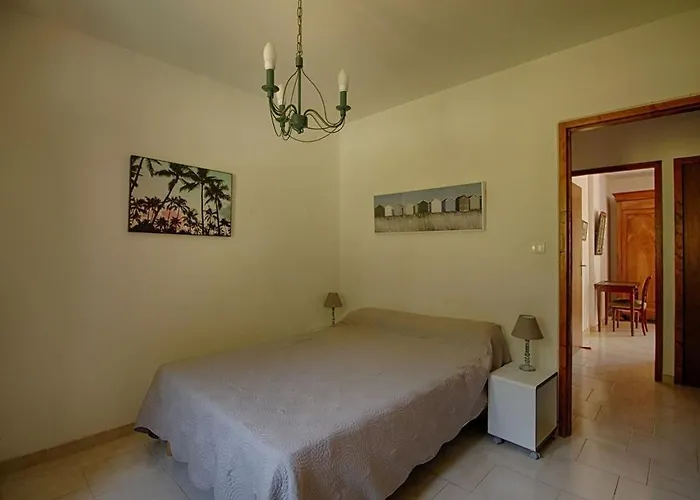 Villa 200 M De La La Liscia Tiuccia